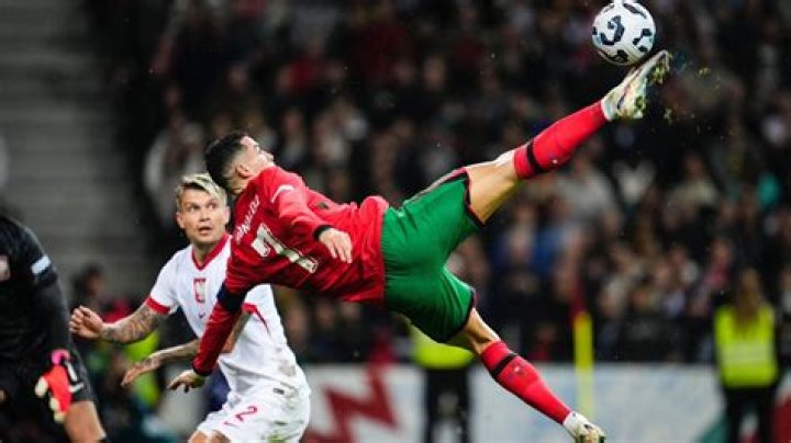 How does Ronaldo kick?