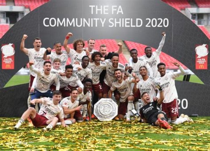 How long have Arsenal not won a trophy?
