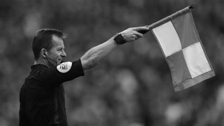 How much does a referee make UK?
