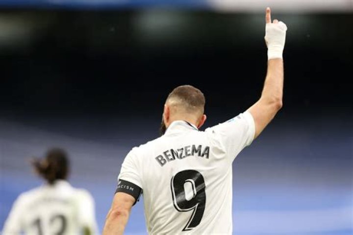 Is Benzema a CF or striker?