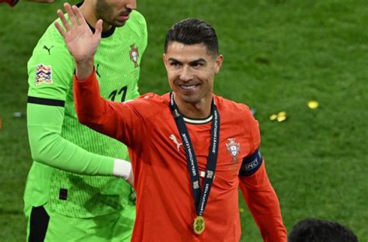 Is Ronaldo a complete striker?