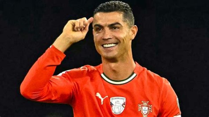 Is Ronaldo left or right-footed?