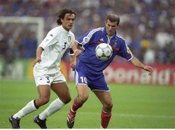 Is Zidane left-footed?